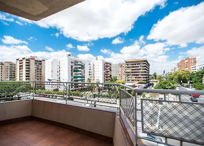 Amplio Piso En Nervion, Excelente Zona De La Ciudad.
