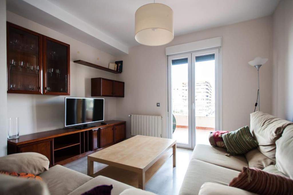 Amplio Piso En Nervion, Excelente Zona De La Ciudad. Appartement